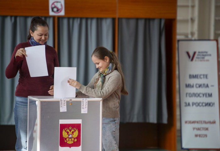 ФОТО: Монголд ажиллаж, амьдарч буй ОХУ-ын иргэд ерөнхийлөгчийнхөө сонгуульд саналаа өгч байна