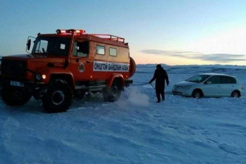 Алба хаагчид цасанд дарагдсан 502 өрхийн гэр хашааг цаснаас гаргаж, 201 айлыг нүүлгэн шилжүүлжээ