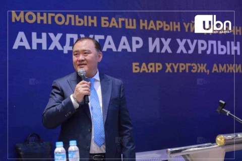 АН-ын дарга Лу.Гантөмөрт Монголын багш нарын ҮЭХ-ноос багш нарын цалинг 1000 долларт хүргэх хүсэлтийг хүргүүллээ