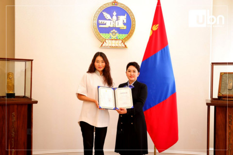 Жүжигчин А.Баярцэцэгийг Монгол Улсын Соёлын элчээр томилж, гэрчилгээг нь гардууллаа