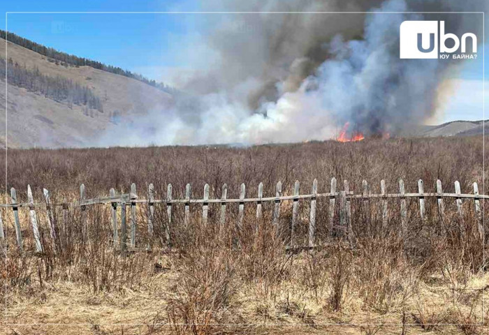 ОБЕГ: Майхан толгойн хойно шар өвс шатсаныг унтраахаар ажиллаж байна