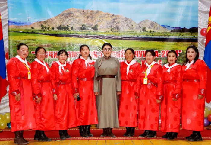 Э.Болормаа: Өөрсдийн арга хэмжээгээ хүндэтгэж, ижил хувцсаар жигдэрсэн эмэгтэйчүүд надаас болж улстөржилтөд өртөж байгаад ХАРАМСАЖ БАЙНА