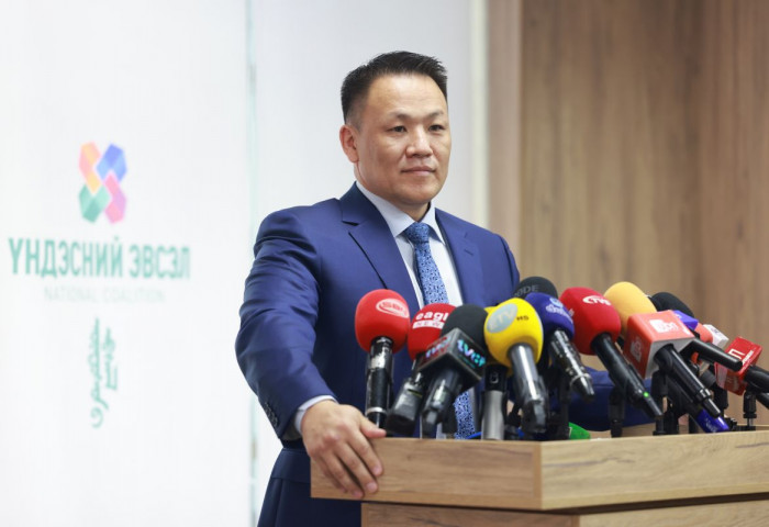 ШУУД: “Үндэсний эвсэл“-ийн дарга Н.Номтойбаяр цаг үеийн асуудлаар мэдээлэл хийж байна