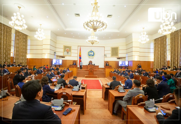 ЧУУЛГАН: Ногоон автобус, ашигт малтмалын асуудлаарх Түр хороо сонсголын тайлан дүгнэлтээ танилцуулна