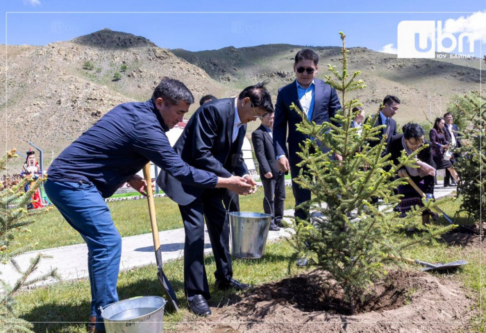 БНАЛАУ-ын Ерөнхийлөгч Тонглун Сисүлит гэргийн хамт дурсгалын мод тарилаа