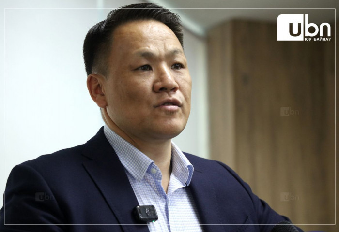 “Миний гар утас, албан тасалгаанд тоног төхөөрөмж суулгаж, чагнасан байж болзошгүй“