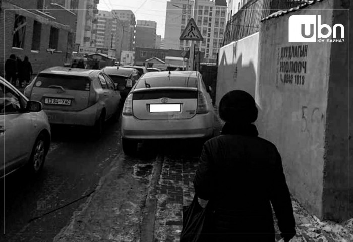 Явган хүний зам дээр автомашинаа зогсоосон жолоочийг 20 мянган төгрөгөөр торгожээ