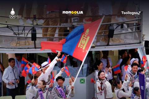ПАРИС 2024: Монголын баг тамирчид Сена мөрнөө төрийн далбаагаа намируулав