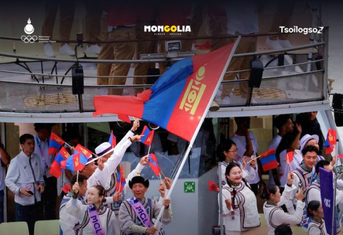 ПАРИС 2024: Монголын баг тамирчид Сена мөрнөө төрийн далбаагаа намируулав