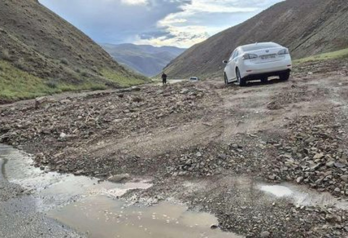 Уулын чулуулгын нуранги үүссэний улмаас хаагаад буй Манхан-Булган-Улсын хил чиглэлийн замыг нээхээр ажиллаж байна