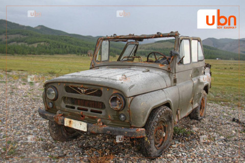 Хөвсгөл нуурт 44 жилийн өмнө живсэн УАЗ-469 загварын автомашиныг 171 метрийн гүнээс татан гаргажээ
