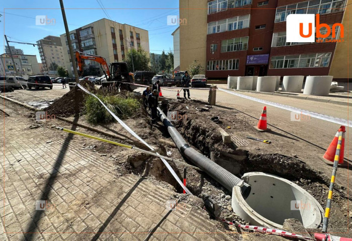 16 дугаар сургуулийн урд талын авто замд ус зайлуулах шугам хоолой угсарч эхэллээ