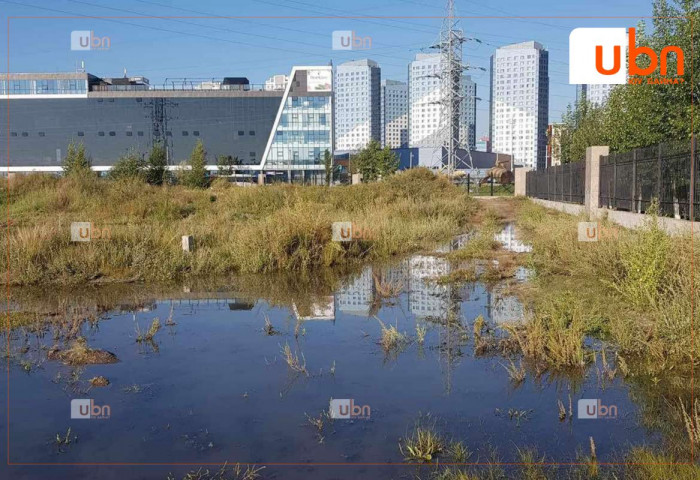 “Монкон групп“ ХХК давтан зөрчил гаргаж, барилгын талбайн хөрсний усаа Үндэсний цэцэрлэгт хүрээлэн рүү шланкаар шахжээ