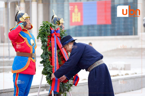 ФОТО: УИХ-ын дарга Д.Амарбаясгалан, МАН-ын бүлгийн дарга Л.Мөнхбаатар тэргүүтэй хүмүүс Жанжин Д.Сүхбаатарын хөшөөнд цэцэг өргөлөө