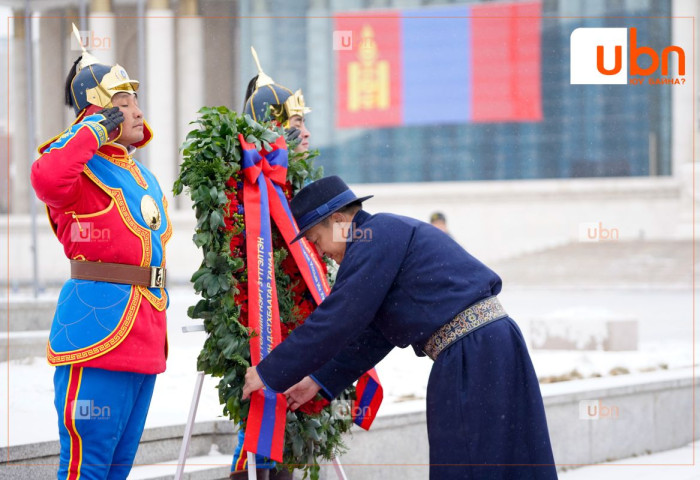 ФОТО: УИХ-ын дарга Д.Амарбаясгалан, МАН-ын бүлгийн дарга Л.Мөнхбаатар тэргүүтэй хүмүүс Жанжин Д.Сүхбаатарын хөшөөнд цэцэг өргөлөө