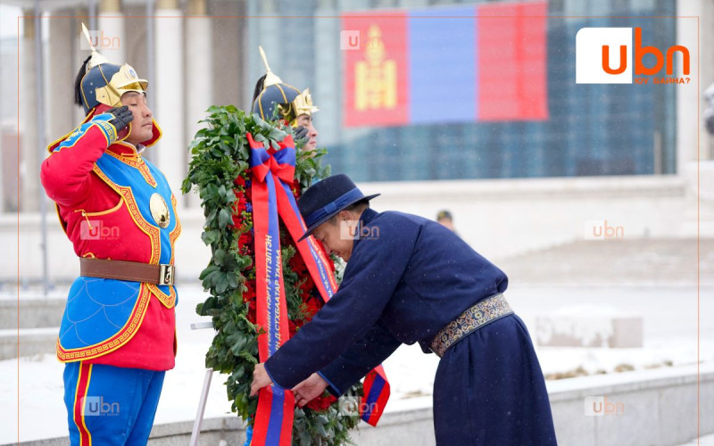 ФОТО: УИХ-ын дарга Д.Амарбаясгалан, МАН-ын бүлгийн дарга Л.Мөнхбаатар тэргүүтэй хүмүүс Жанжин Д.Сүхбаатарын хөшөөнд цэцэг өргөлөө