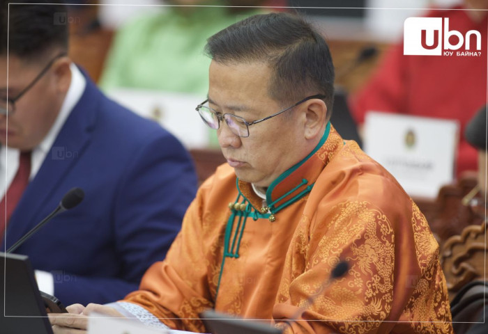 Б.Бат-Эрдэнэ: Төрийн үйлчилгээнд явж байгаа машинууд нь цэнхэр дугаартай байхад дарга нар нь цагаан дугаар зүүгээд давхиад байж болохгүй