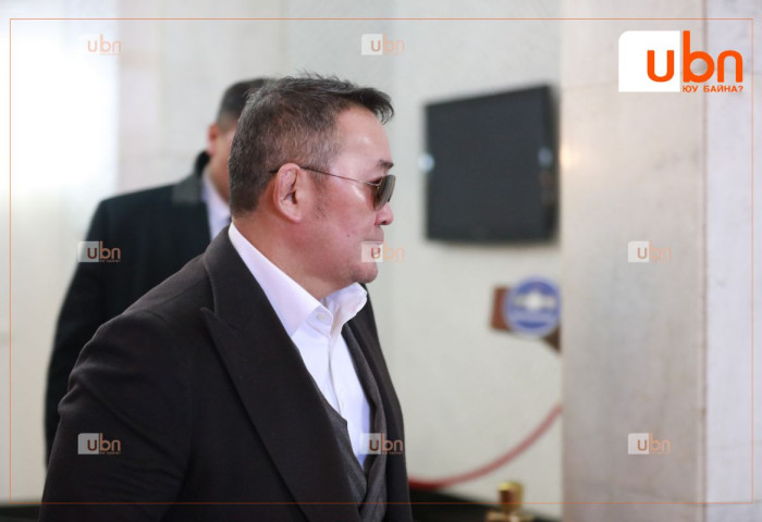 ИРЦ: Төрийн ордны гадна Х.Баттулгын эсрэг иргэд жагсаж, Х.Баттулга чуулганы хуралдаанд ирээгүй байна