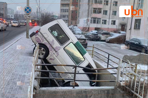 37 настай эрэгтэй Б  нь замын хажуугийн хашлага мөргөж, машинтайгаа онхолджээ