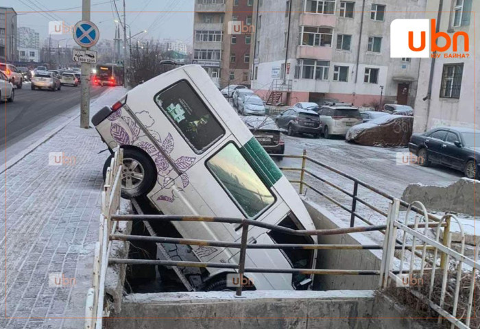 37 настай эрэгтэй Б  нь замын хажуугийн хашлага мөргөж, машинтайгаа онхолджээ