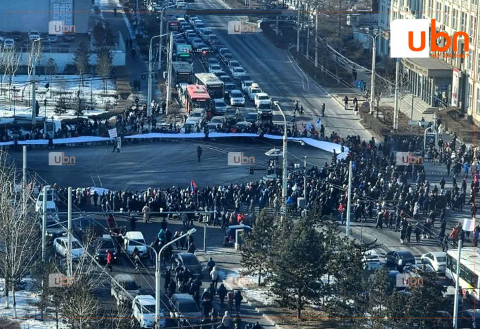 Жагсагчид зам хааж, төв замаар хөдөлгөөнд оролцож байсан автомашинууд хөдөлгөөнөө хэвийн үргэлжлүүлэх боломжгүй болжээ