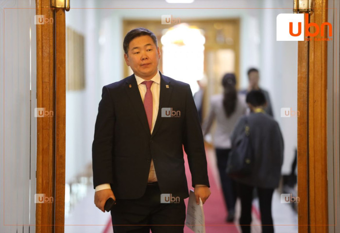 С.Эрдэнэбат: Капитал банк дампуурах үед төвбанкнаас очсон бүрэн эрхт төлөөлөгч нь төрийн мөнгө юм чинь хамгийн сүүлд барагдуулах ёстой гээд яриад сууж байсан