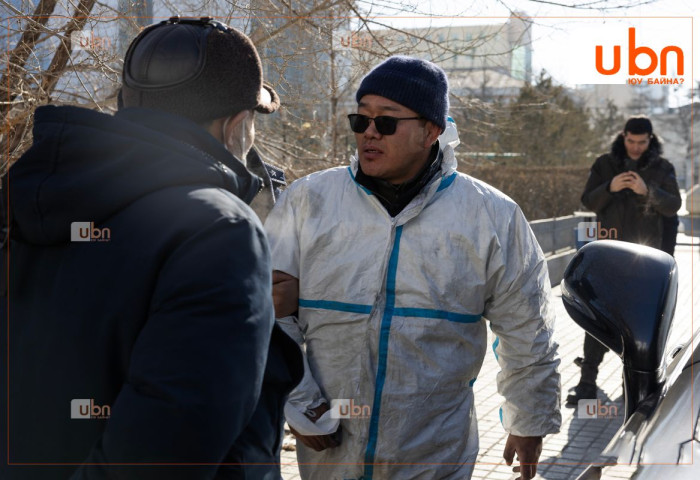 Шахмал түлшийг эсэргүүцэж өөрийгөө шатаах гэж оролдсон иргэнийг цагдаа нар зогсоожээ