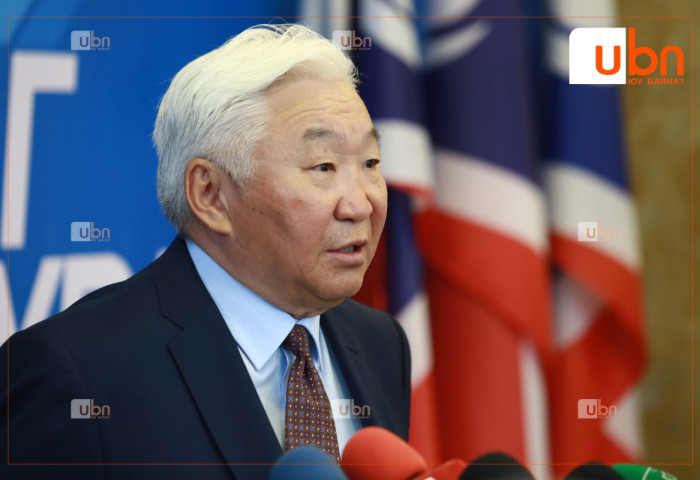 Э.Бат-Үүл: Коммунист Л.Гантөмөрийг намаас хөөх ёстой. Ч.Лодойсамбуу, Ж.Баярмаа нараа хамгаалан тэмцээрэй