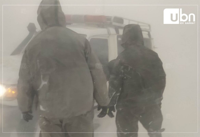ОБЕГ: Суудлын автомашин нь  9 цаг цасанд суусан 3 том хүн, 1 хүүхдийг аварчээ