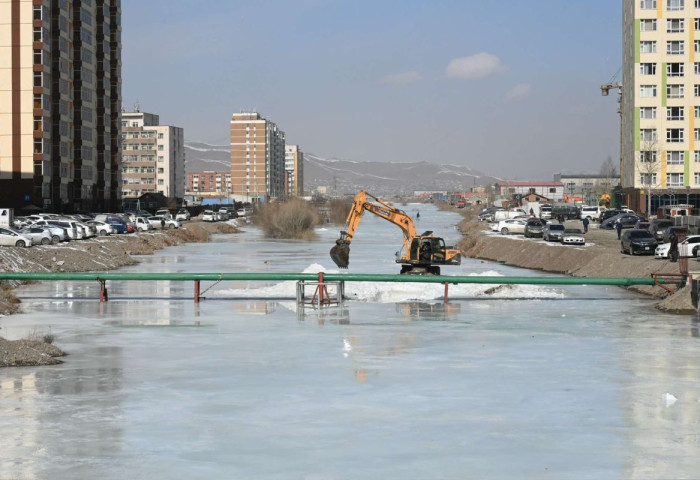 Б.Бямбасайхан: Зарим ААН голын ай савд шороо асгаж нарийсгаж, халиа тошин халих эрсдэлийг нэмэгдүүлж байна