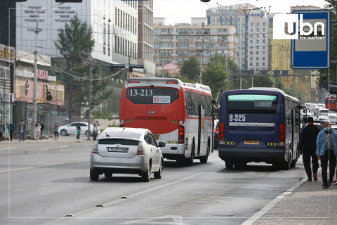 Автобусны буруу талаас орж толио шүргүүлсэн автомашины жолооч зорчигчид руу  дайрч, гомдол гаргажээ