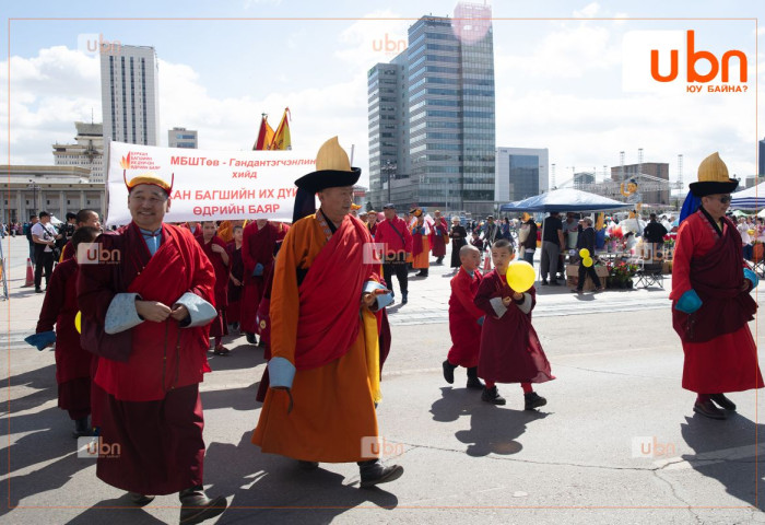 “UB food” фестивалиар Гандантэгчинлэн хийдийн лам нар нэг тонн хэмжээтэй ширмэн тогоонд гурилтай шөлийг уламжлалт аргаар бэлтгэнэ