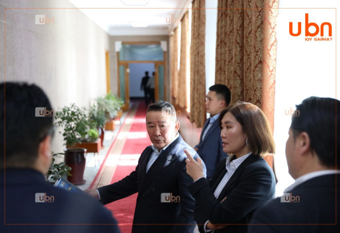 Х.Баттулга: Би орон нутгаар явахдаа харин ч “Төгрөг нуурын ордыг төрд хурааж ав“ гэж ярьсан байна лээ. Хэрэв минийх гэж нотолбол 100 ХУВЬ ТӨРД ӨГЬЕ