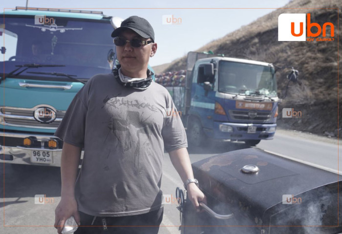 Туул гол дагуух худалдаа эрхлэгч: Бие засаж ирчхээд шууд хуушуураа чимхээд, шорлог шарна гэж юу байх вэ дээ. Гараа угаадаг