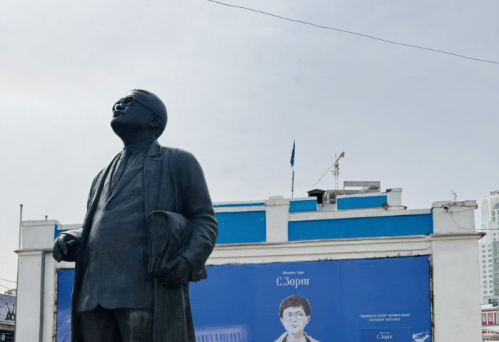 С.Зориг агсны хөшөөнд цэцэг өргөв