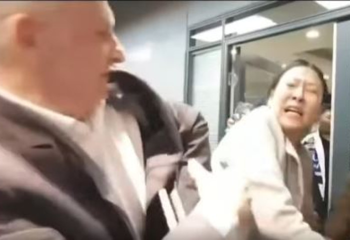 Уран эсэргүүцэгчид “Бадрах Энержи“ ХХК-ийн Гүйцэтгэх захирал Марк Мелеардын биед халдаж, танхайрчээ