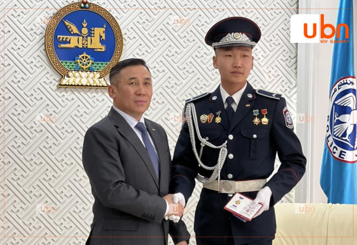 Хүний амь аварсан Т.Цэнд-Аюушийг “Цагдаагийн гавьяа“ тэмдэгээр шагналаа