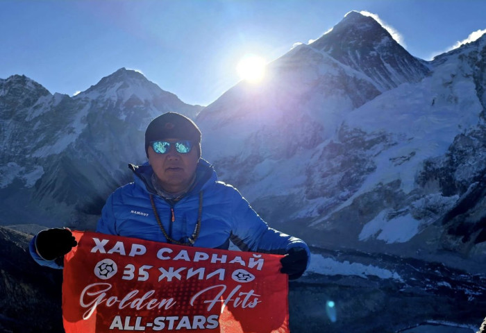 “Хар сарнай” хамтлагийн туг Эверестэд мандлаа