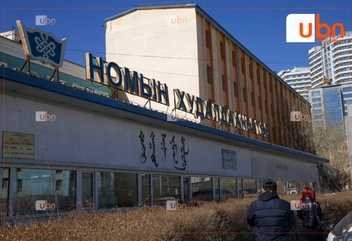 Багшийн дээдийн номын худалдаачид “Номын худалдааны төв“-д номоо борлуулж эхэллээ