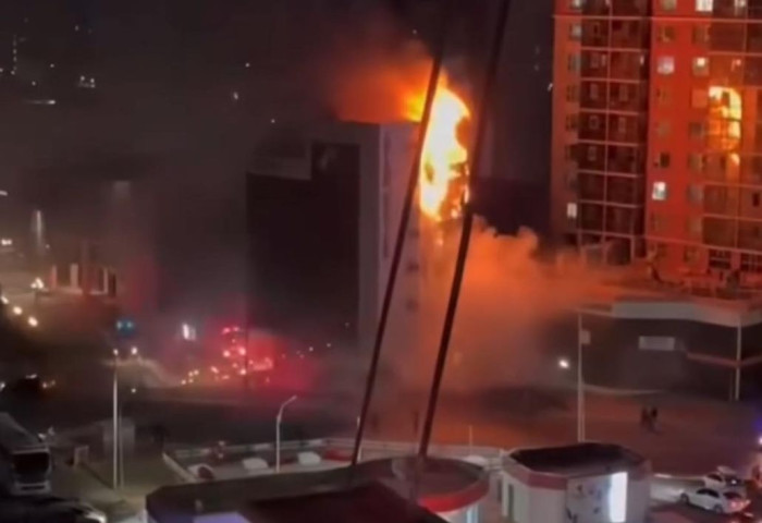 ОБЕГ: БЗД-т орон сууцны пасад шатаж байсныг 01.11 цагт бүрэн унтраасан