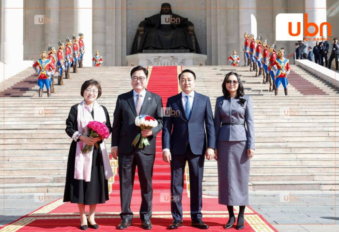 УИХ-ын дарга Д.Амарбаясгалан БНСУ-ын Үндэсний Ассамблейн дарга Ү Вон Шиг-ийг Д.Сүхбаатарын талбайд угтан авлаа