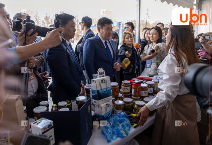 Ерөнхий сайд Булган аймгийн төв талбайд зохион байгуулагдаж буй “Түншлэл-Хамтын ажиллагаа” үзэсгэлэнтэй танилцлаа