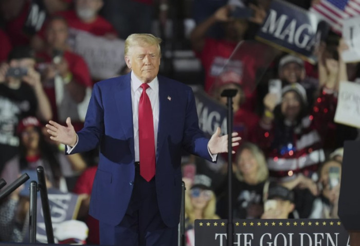 Доналд Трамп 100 дахь хоногоо “бардам“ тэмдэглэв