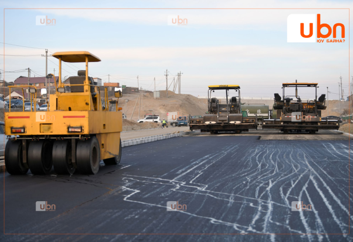 Толгойтын замыг Гэмтлийн эмнэлгийн уулзвартай холбох замын эхний ээлжийн 2.4 км авто замыг хучиж байна