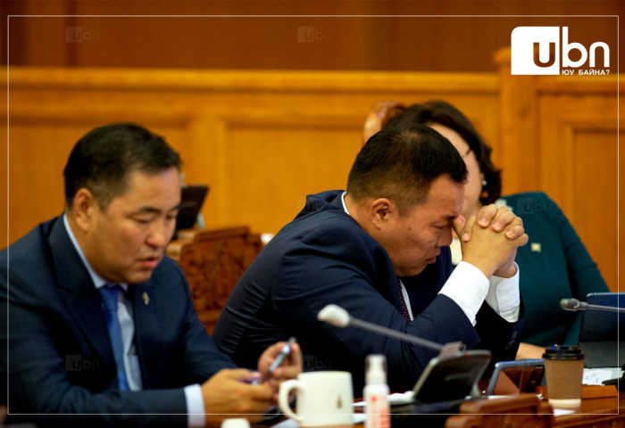 АН-ын гишүүд чуулганы хуралдаанаас завсарлага авах саналд гарын үсэг зурж эхэлжээ
