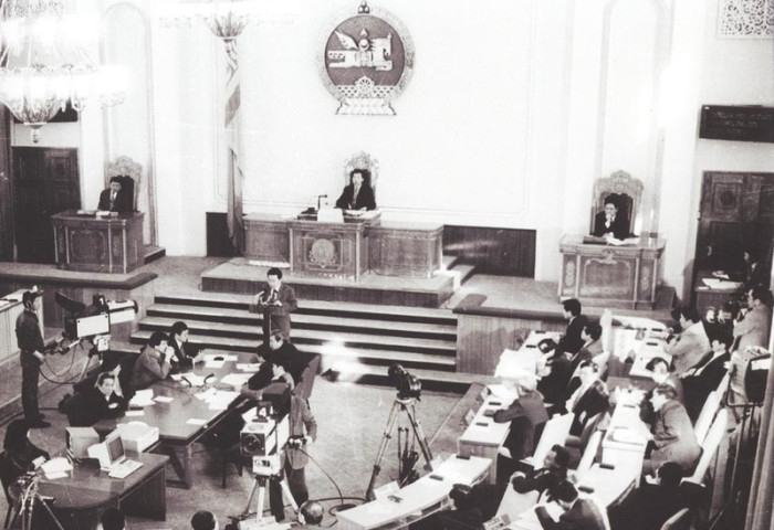 1996-2000 оны парламентад 120 орчим удаа хурал хаяж, 2013 онд “Буйдантай жагсаал“ хүртэл хийж үзсэн түүх МАН-д ч бий