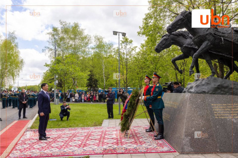 Ерөнхийлөгч У.Хүрэлсүх “Ялалтад тэмүүлсэн морьд” хөшөөнд хүндэтгэл үзүүллээ