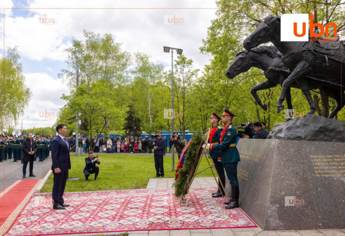 Ерөнхийлөгч У.Хүрэлсүх “Ялалтад тэмүүлсэн морьд” хөшөөнд хүндэтгэл үзүүллээ