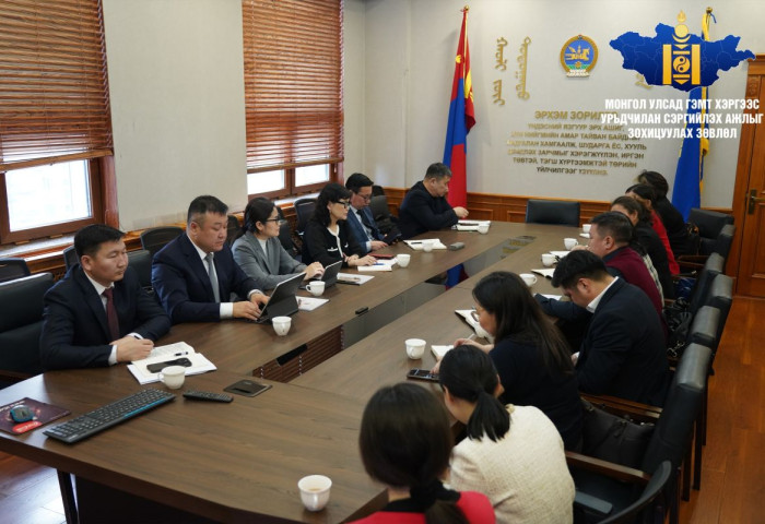 Хүүхдийн эрхийн асуудлаар өмгөөлөгчидтэй уулзлаа