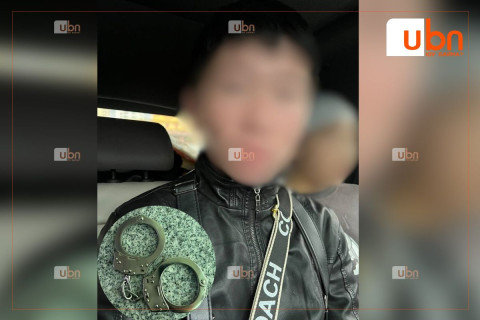 Бага насны хүүхдийг “ГАР УТСААРАА ЯРИУЛААЧ“ гэж хуурч, орц руу оруулан дээрэмдэж шатнаас гавлаж үлдээсэн 17 настай хүүхдийг олжээ